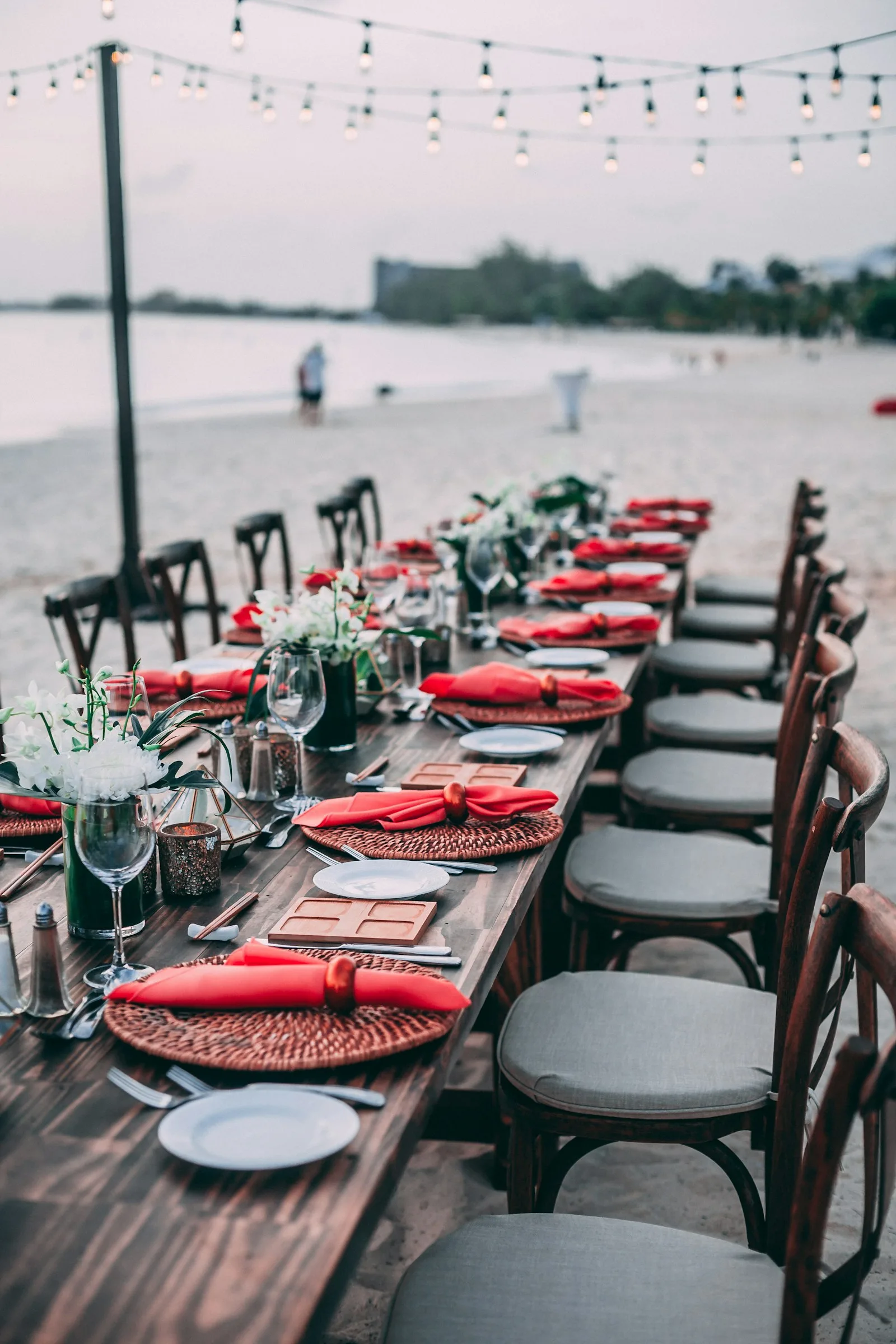 Mesa de celebración junto al mar en Mallorca para un plan de grupo