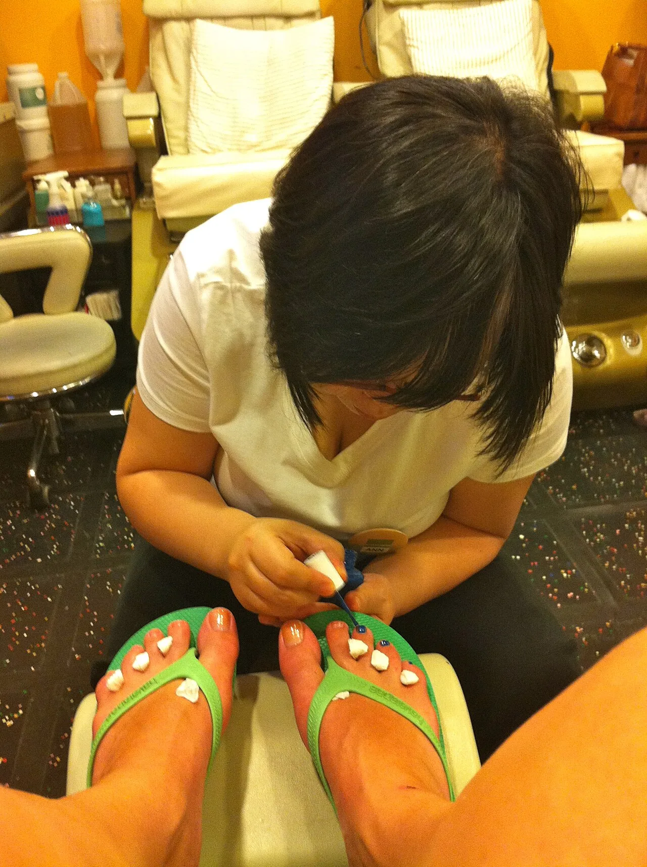 Cuidado profesional de los pies durante una pedicura