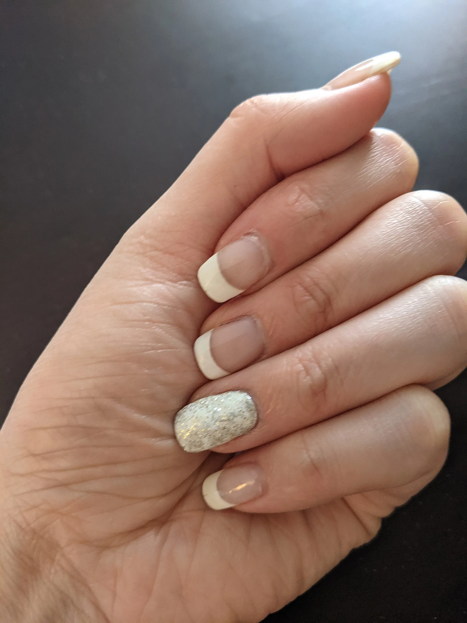 Manicura francesa con un detalle de purpurina festivo