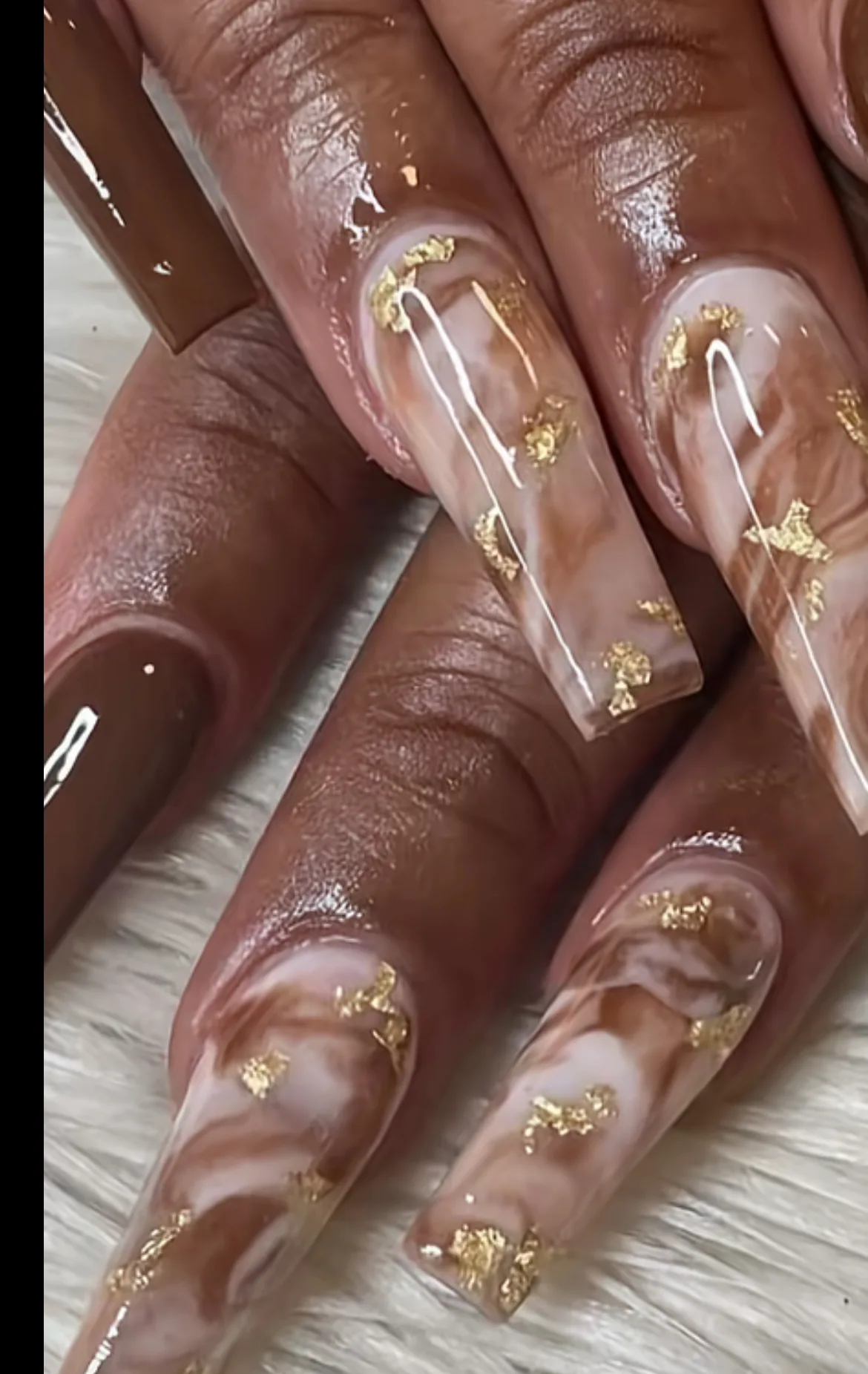 Detalle de unas uñas con esmaltado brillante