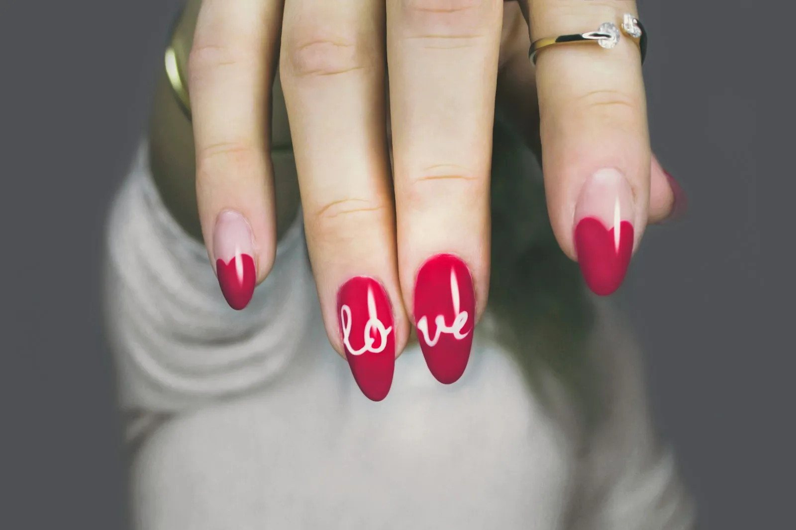 Manos con manicura roja elegante para un evento especial