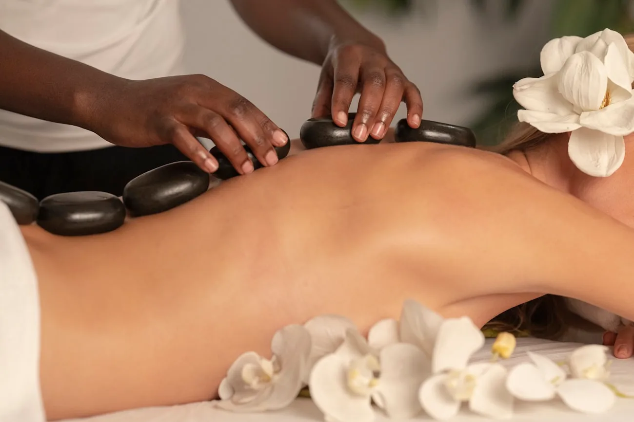 Ambiente de spa y bienestar durante un tratamiento relajante